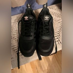 Gently worn women’s Adidas shoe.